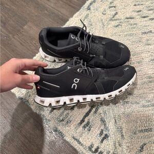 On cloudRunning Black Sneakers